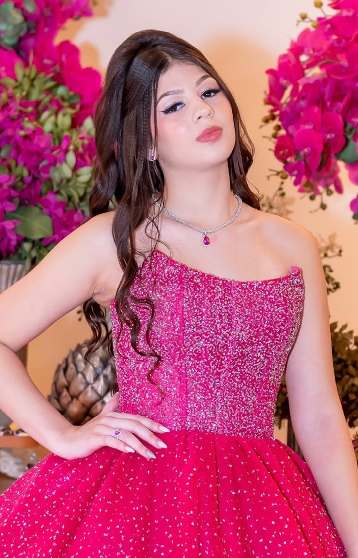 Camili Gregório de vestido rosa com brilho